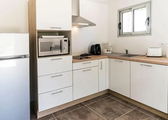 En Pierre U Pinu, 2 Personnes, Muratello, 6 Kms De Vecchio Porto-Vecchio (Corsica)