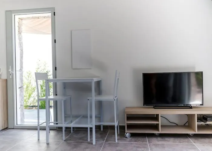 En Pierre U Pinu, 2 Personnes, Muratello, 6 Kms De Vecchio * Porto-Vecchio (Corsica)